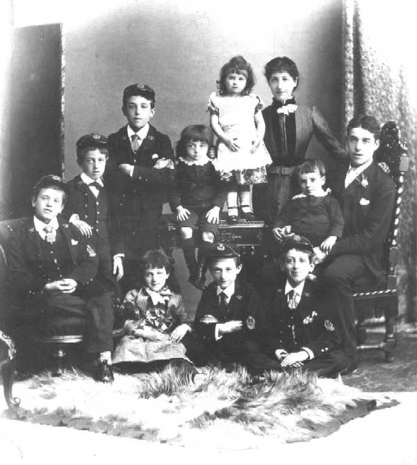 Mr and Mrs Joseph Joel Duveen with 7 sons and 2 daughters. 
