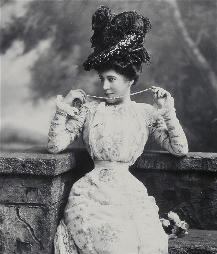 Lillie Langtry (stage name) Lady De Bathe, née Emilie Charlotte Le Breton (1853-1929).