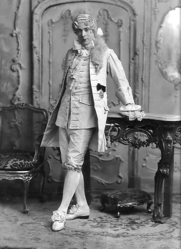 Seymour Hicks (stage name), Sir (Edward) Seymour (George) Hicks (1871-1949). 