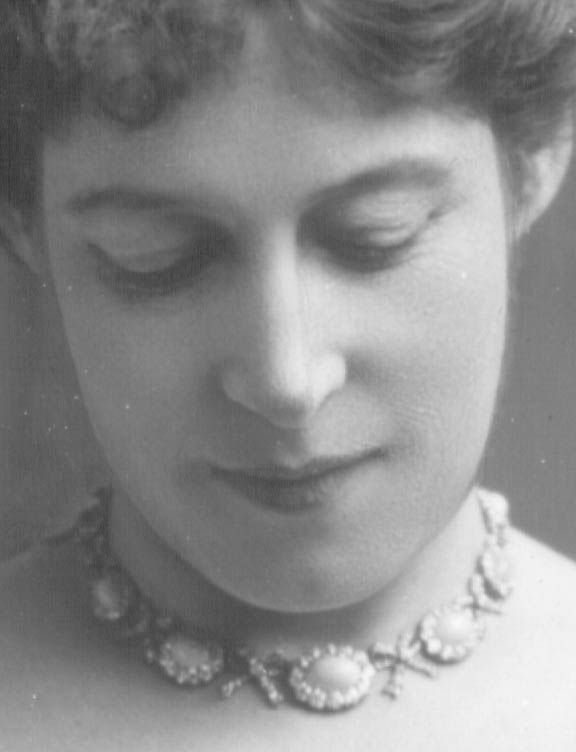 Lafayette 2194 costume/jewellery detail