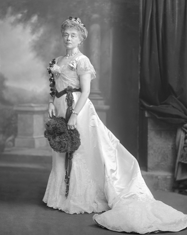 Mrs Joseph Hodges Choate, née Caroline Dutcher Sterling; daughter of Frederick A. Sterling of Cleveland, Ohio; m. (1861) Joseph Hodges Choate (1832-1917), US Ambassador to Great Britain 1899-1905.