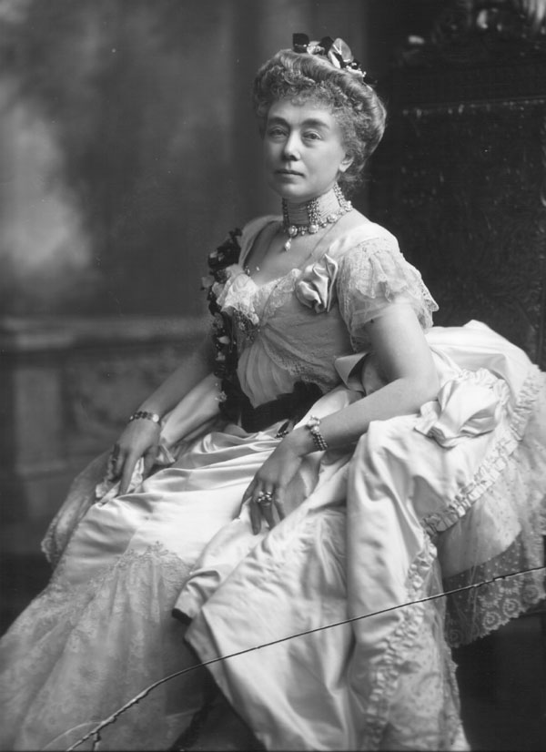 Mrs Joseph Hodges Choate, née Caroline Dutcher Sterling; daughter of Frederick A. Sterling of Cleveland, Ohio; m. (1861) Joseph Hodges Choate (1832-1917), US Ambassador to Great Britain 1899-1905.