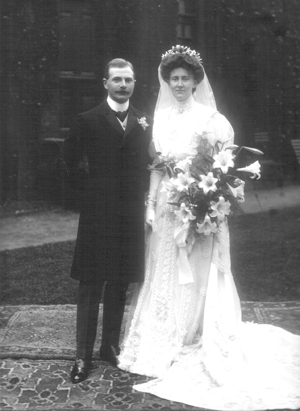 The marriage of Charles Francis Simonds to Evelyn Julia Hickman, 23 April 1923 - portrait of the bride and groom. 