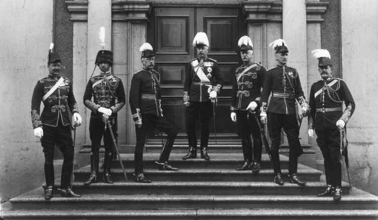 copyright V&A. HRH The Duke of Connaught, Commander of the Forces in Ireland 1900-1904, and Military Staff.
