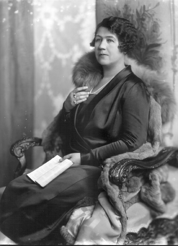 Lady Isherwood, née Annie Mary Fleetham (1869–1959)